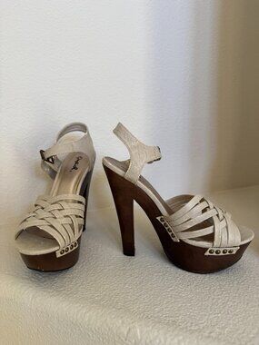 Qupid Open-Toed Slingback Shoes with Brown Wooden Heels & Beige Straps.  Size 6